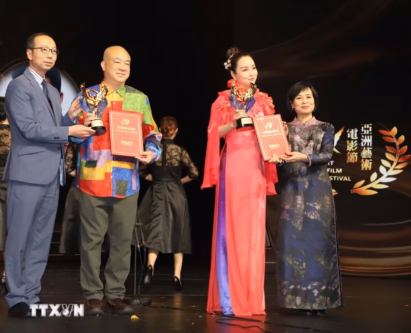 Tổng Lãnh sự Lê Đức Hạnh và Đại sứ văn hóa Việt Nam tại Liên hoan phim Mai Thu Huyền tại lễ nhận giải. (Ảnh: Xuân Vịnh/TTXVN)