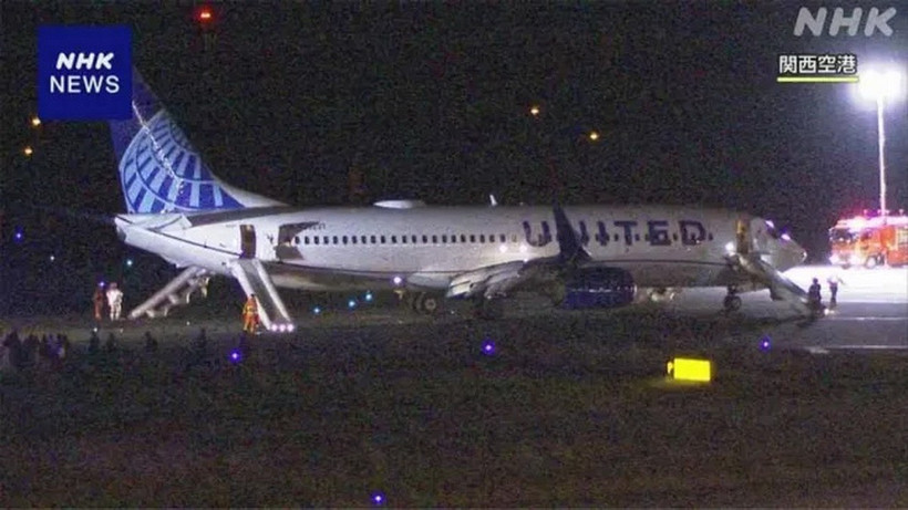 Chiếc máy bay Boeing 737 mang số hiệu UA32 của hãng hàng không United Airlines đang trên đường đến Cebu, Philippines đã buộc phải hạ cánh khẩn cấp xuống Sân bay Kansai ở Osaka, Nhật Bản (Ảnh: NHK News)