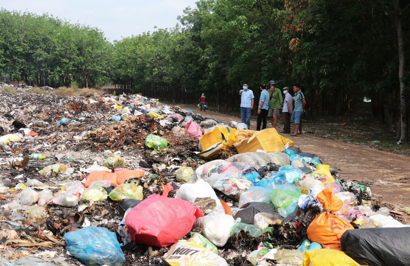 Bãi tập kết rác tại xã Long Hà đã trở thành “điểm nóng” gây ô nhiễm nghiêm trọng. (Ảnh: Đậu Tất Thành/TTXVN)