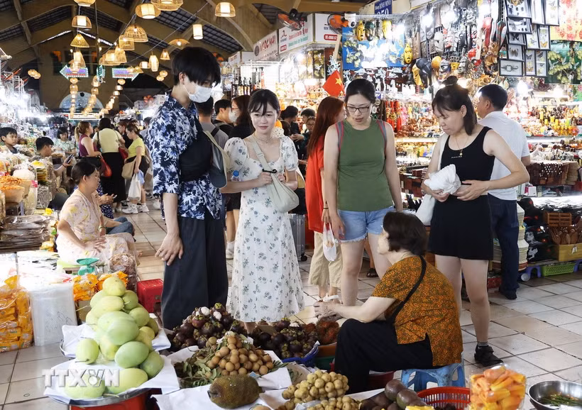 Việt Nam giữ vị trí á quân thu hút du khách "xứ Kim Chi" Du khách Hàn Quốc tìm hiểu đặc sản trái cây Nam Bộ trong chợ Bến Thành, Quận 1, Thành phố Hồ Chí Minh. (Ảnh: Hồng Đạt/TTXVN)