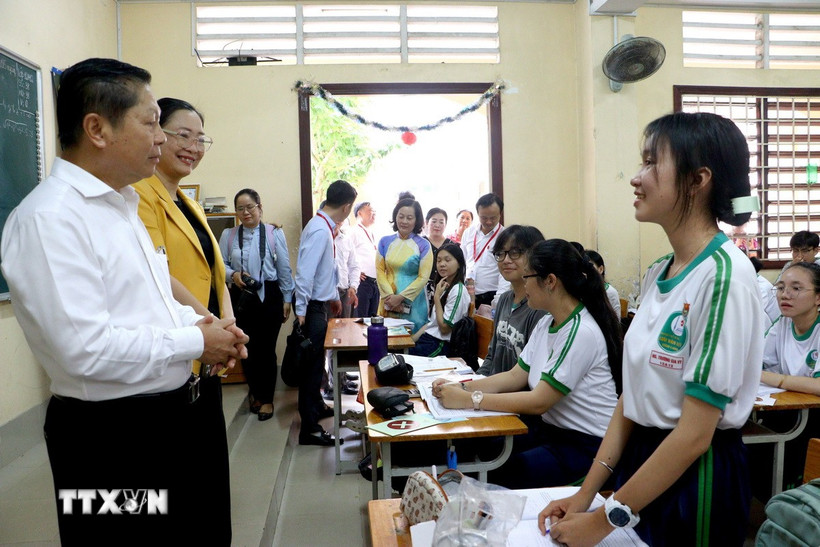 Thứ trưởng Bộ Giáo dục và Đào tạo Lê Tấn Dũng động viên tinh thần học sinh Trường THPT Lưu Văn Liệt ở tỉnh Vĩnh Long. (Ảnh: Lê Thúy Hằng/TTXVN)