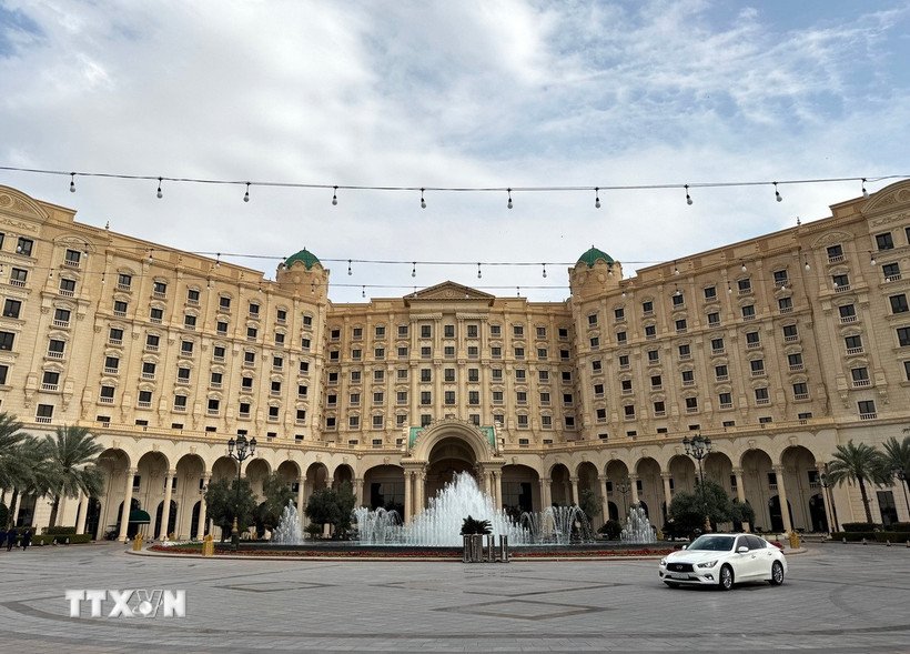 Khách sạn Ritz-Carlton ở Riyadh, Saudi Arabia, nơi diễn ra cuộc đàm phán giữa phái đoàn Mỹ và Ukraine, ngày 23/3/2025. (Ảnh: THX/TTXVN)