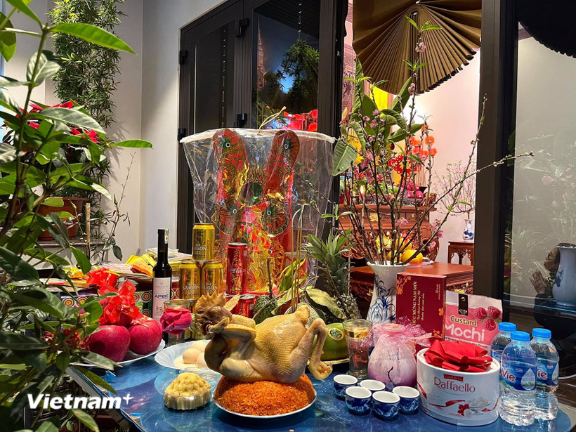 Mâm lễ cúng Giao thừa. (Ảnh: Bích Hằng/Vietnam+)