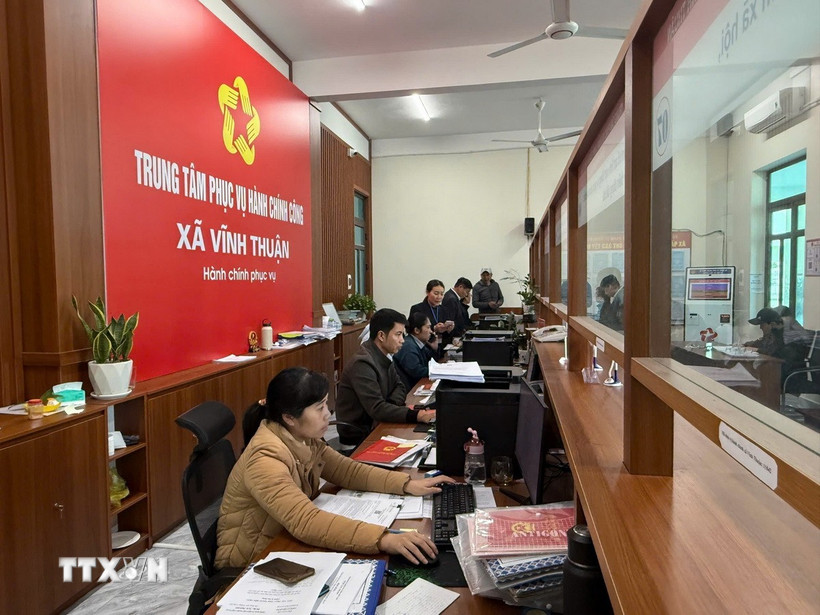 Cán bộ công chức, viên chức tại trung tâm phục vụ hành chính công xã Vĩnh Thuận, thành phố Hải Phòng. (Ảnh: Tiến Vĩnh/TTXVN)