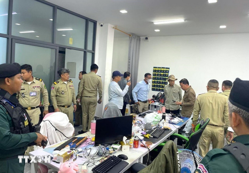 Chính quyền Đô thành Phnom Penh phối hợp cùng các cơ quan hữu quan triệt phá nhiều địa điểm được sử dụng làm trung tâm lừa đảo trực tuyến tại các quận trung tâm thủ đô Phnom Penh, bắt giữ hàng trăm nghi phạm, tịch thu nhiều vật chứng. (Ảnh: AKP/TTXVN phát)