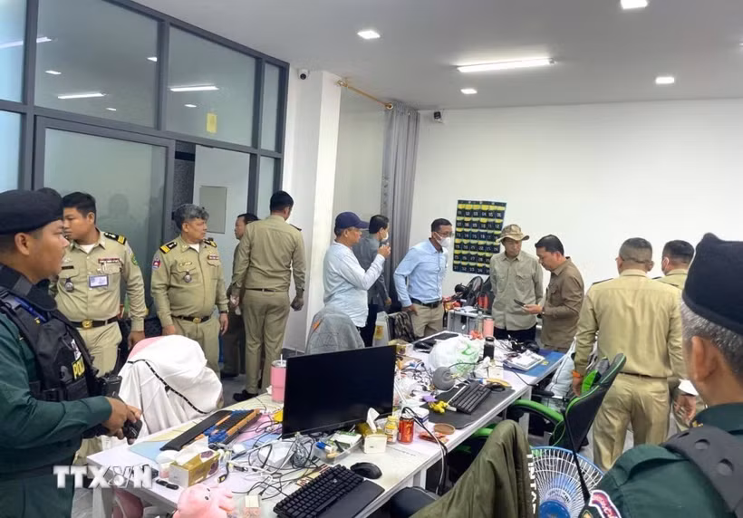 Chính quyền Đô thành Phnom Penh phối hợp cùng các cơ quan hữu quan triệt phá nhiều địa điểm được sử dụng làm trung tâm lừa đảo trực tuyến tại các quận trung tâm thủ đô Phnom Penh, bắt giữ hàng trăm nghi phạm, tịch thu nhiều vật chứng. (Ảnh: AKP/TTXVN phát)