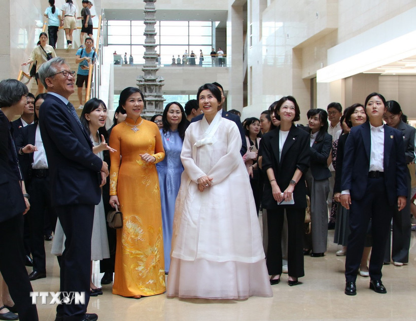 Phu nhân Ngô Phương Ly cùng bà Kim Hye Kyung, Phu nhân Tổng thống Hàn Quốc tham quan Bảo tàng Quốc gia Hàn Quốc. (Ảnh: Đức Thắng/TTXVN)
