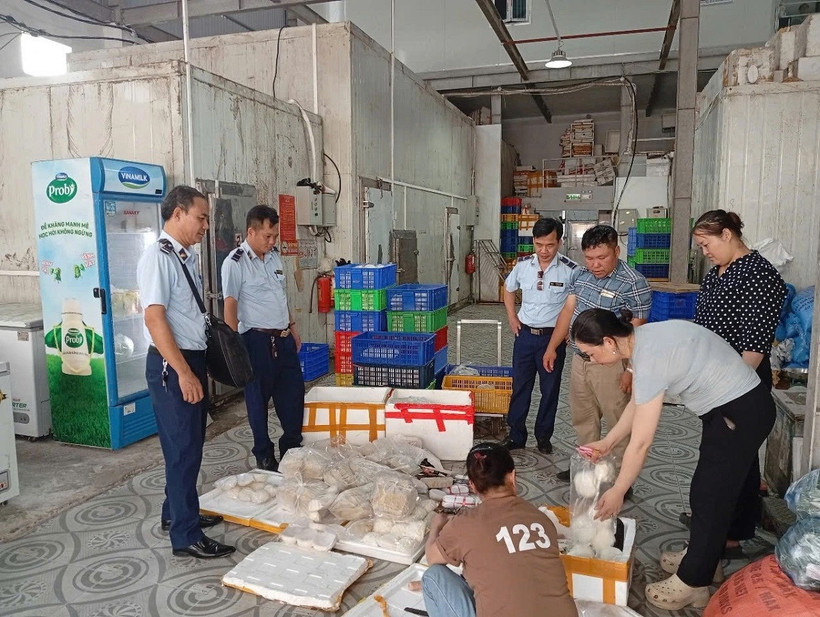 Hiện trường vụ tai nạn giao thông nghiêm trọng khi 2 ôtô tông nhau khiến 1 người tử vong. (Ảnh: TTXVN phát)