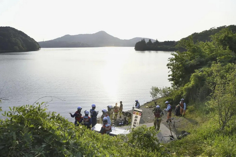 Lực lượng cứu nạn tìm kiếm nạn nhân vụ rơi máy bay huấn luyện của không quân Nhật Bản tại thành phố Inuyama, ngày 14/5. (Nguồn: Kyodo/AP)