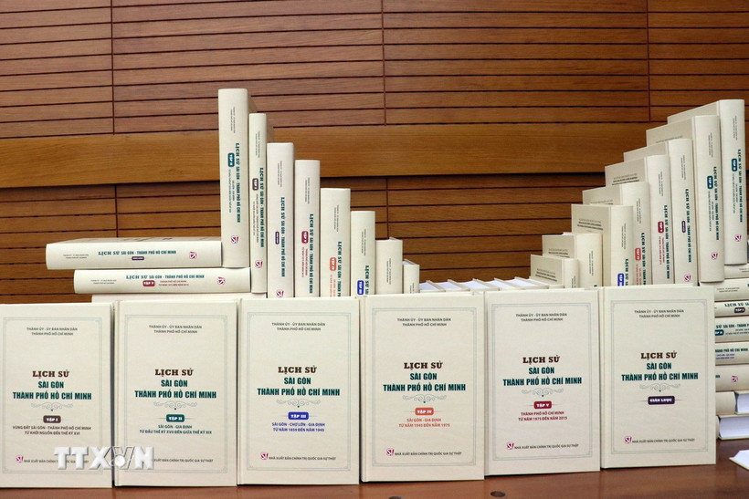 Bộ sách “Lịch sử Sài Gòn - Thành phố Hồ Chí Minh” có 5 tập và 1 quyển giản lược. (Ảnh: Tiến Lực/TTXVN)