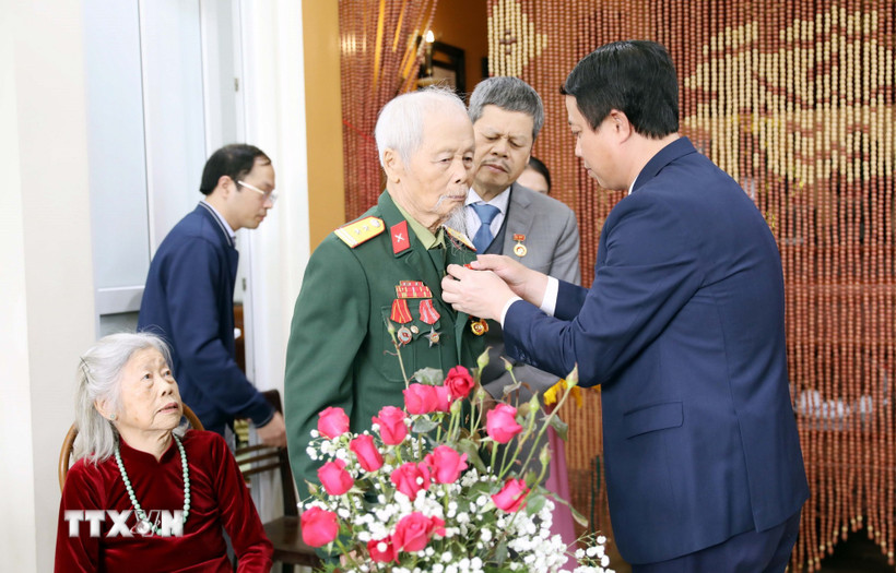 Nhân dịp này, Trưởng Ban Tổ chức Tỉnh ủy Phú Thọ Bùi Đình Thi trao Huy hiệu 70 năm tuổi Đảng cho đảng viên Nguyễn Tiến Ngọc, phường Việt Trì. (Ảnh: Tạ Toàn/TTXVN)