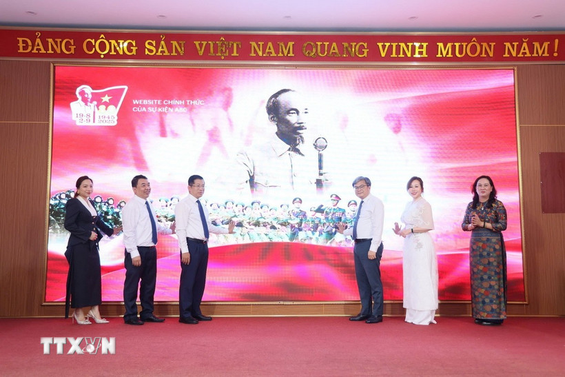 Các đại biểu thực hiện nghi thức lễ ra mắt nền tảng số “A80 - Tự hào Việt Nam”. (Ảnh: Tuyết Mai/TTXVN)