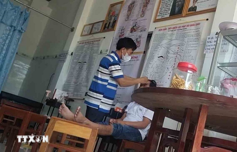 Hộ kinh doanh Huỳnh Khóa Hưng chữa bệnh cho Bet88com casino, thể thao, bắn cá, nổ hũ bằng phương pháp diện chẩn dù không có giấy phép hành nghề. (Ảnh: TTXVN phát)