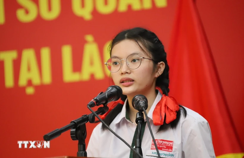 Em Soulichanh Nounpaserth, học sinh Trường song ngữ Lào - Việt Nam Nguyễn Du, đại diện các em học sinh được nhận học bổng phát biểu cảm ơn. (Ảnh: Xuân Tú/TTXVN)