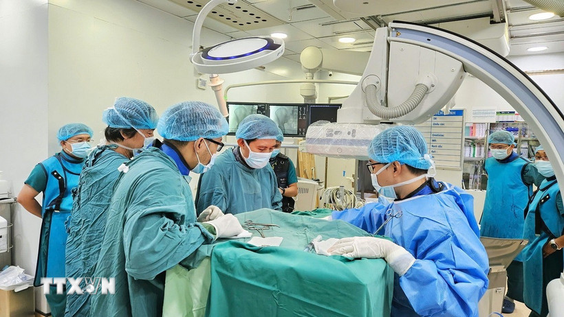Các bác sỹ Bệnh viện thành phố Thủ Đức, Thành phố Hồ Chí Minh cấy máy phá rung tự động (ICD) vào cơ thể người bệnh. (Ảnh: TTXVN phát)