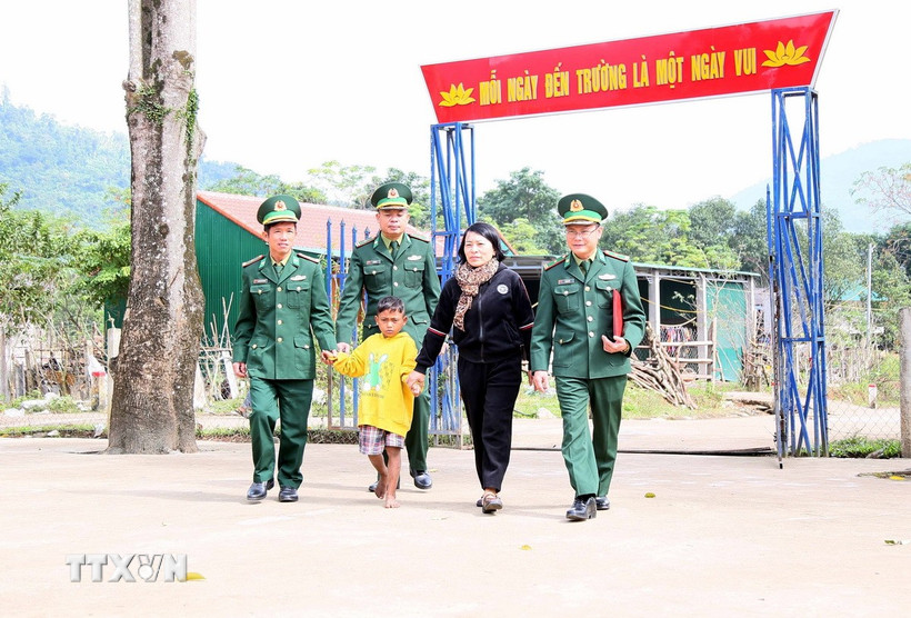 Cán bộ Đồn Biên phòng Cửa khẩu quốc tế Cha Lo và giáo viên điểm trường K Ai (xã Dân Hóa) thường xuyên đến tận nhà vận động gia đình để học sinh Hồ Kay đi học trở lại. (Ảnh: Tá Chuyên/TTXVN)