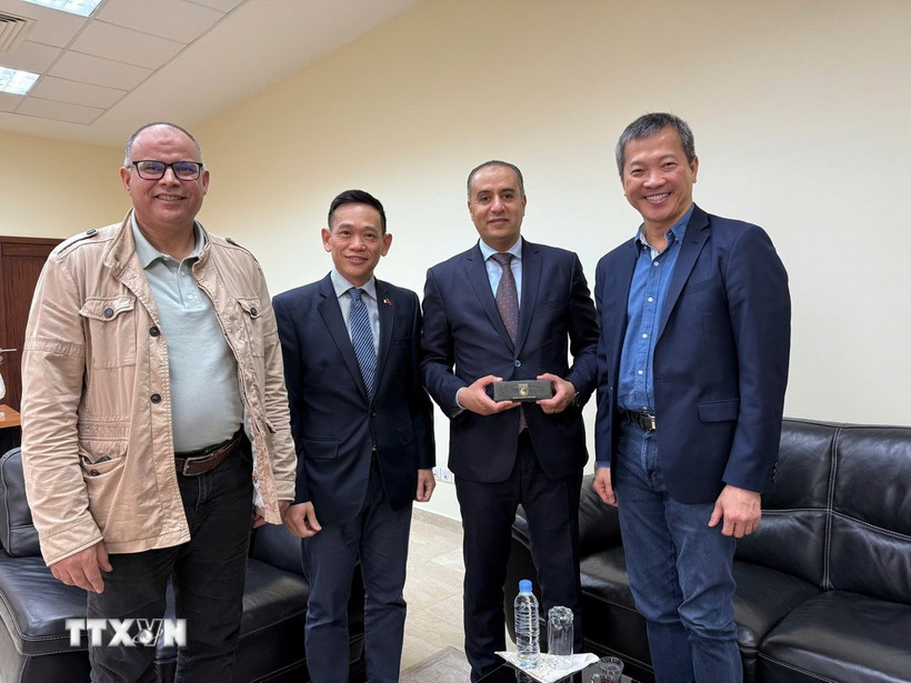 Bộ trưởng Thể thao Algeria Walid Sadi (thứ 3, từ trái qua) tiếp Chủ tịch Liên đoàn Vovinam Thế giới Mai Hữu Tín (phải) tại thủ đô Algiers, ngày 8/5/2025. (Ảnh: TTXVN phát)