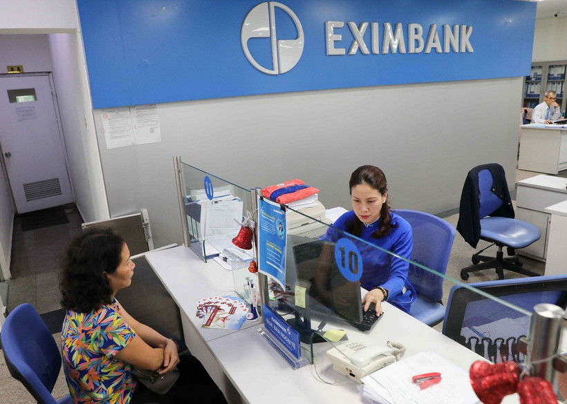 Hoạt động giao dịch tại Eximbank chi nhánh Hà Nội (19 Trần Hưng Đạo). (Ảnh: Thanh Tùng-TTXVN)