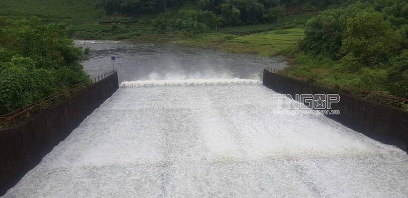 Công ty TNHH Một thành viên Khai thác thủy lợi Thái Nguyên vận hành xả nước qua tràn hồ Núi Cốc. (Nguồn: Cổng thông tin điện tử UBND tỉnh Thái Nguyên)