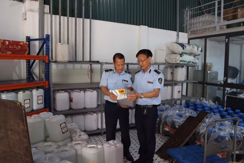 Lực lượng chức năng tiến hành kiểm tra điểm chứa trữ, kinh doanh rượu tại xã Phù Đổng, TP. Hà Nội. (Ảnh: Cục Quản lý và Phát triển thị trường trong nước)