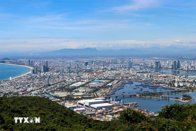 Lãnh đạo thành phố tặng hoa chúc mừng Đại hội Ủy ban Nhân dân thành phố Đà Nẵng nhiệm kỳ 2025-2030. (Ảnh: Trần Tĩnh/TTXVN)