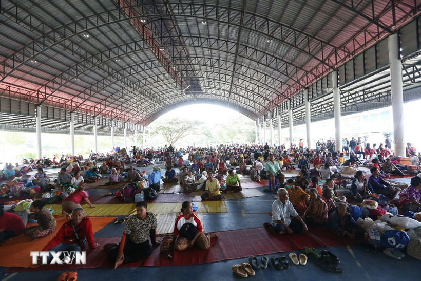 Người dân sơ tán tránh xung đột tại Si Sa Ket, Thái Lan. (Ảnh: THX/TTXVN)