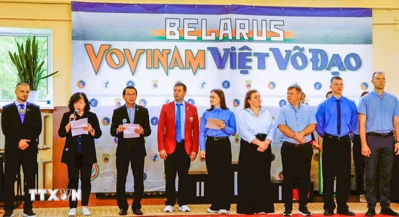 Đại sứ Nguyễn Văn Trung (thứ ba từ trái sang) và Võ sư Sergey Alekxeevich Sarendo khai mạc Giải thi đấu quốc gia. (Ảnh: TTXVN phát)