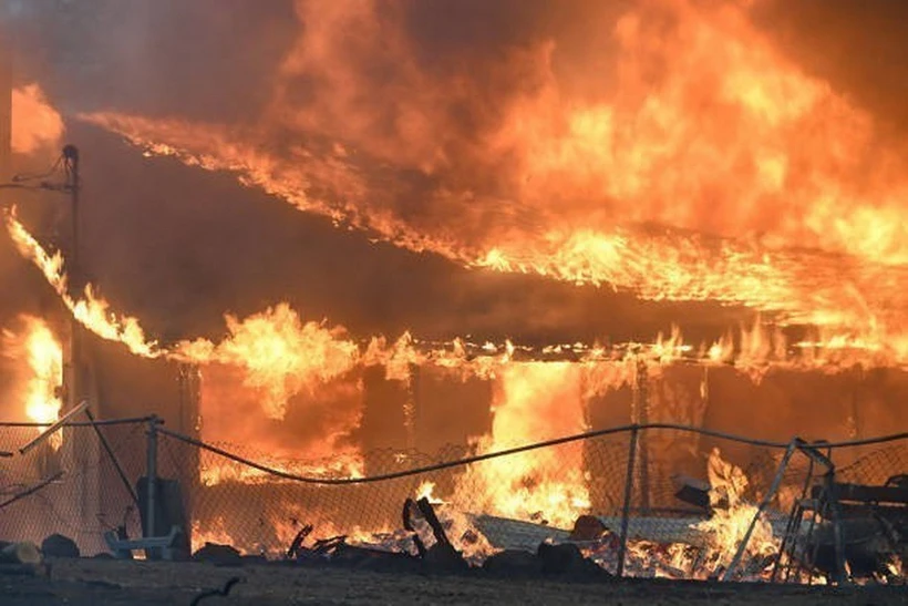 Khói lửa bốc ngùn ngụt từ đám cháy rừng tại Chico, California, ngày 25/7/2024. (Ảnh: Getty Images/TTXVN)