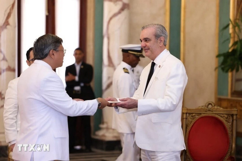 Đại sứ Việt Nam Lê Quang Long trình Quốc thư lên Tổng thống Cộng hoà Dominicana Luis Rodolfo Abinader Corona. (Ảnh: TTXVN phát)