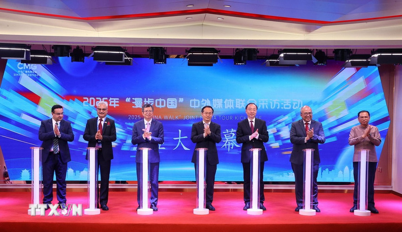 Đại sứ Việt Nam tại Trung Quốc Phạm Thanh Bình cùng các đại biểu khởi động Chương trình “Dạo bước Trung Quốc - Khám phá Vũ Hán”. (Ảnh: Văn Điệp/TTXVN)