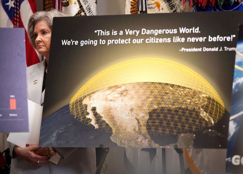 Chánh văn phòng Nhà trắng Susie Wiles đứng sau màn hình minh họa hệ thống phòng thủ lửa Golden Dome trong khi Tổng thống Mỹ Donald Trump phát biểu tại một cuộc họp báo tháng 5/2025. (Ảnh: AFP)