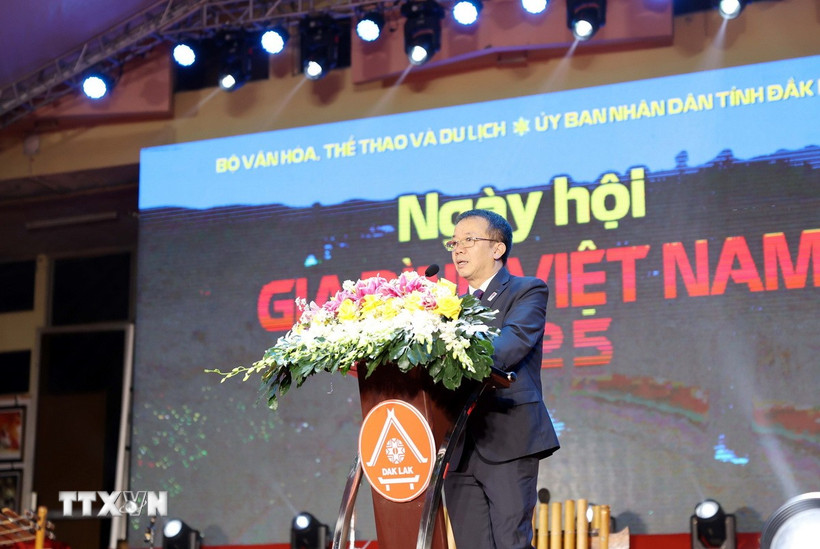 Phó Giám đốc Trung tâm Triển lãm văn hóa nghệ thuật Việt Nam (Bộ Văn hóa, Thể thao và Du lịch) Trần Quang Vinh phát biểu khai mạc Ngày hội. (Ảnh: Hoài Thu/TTXVN)