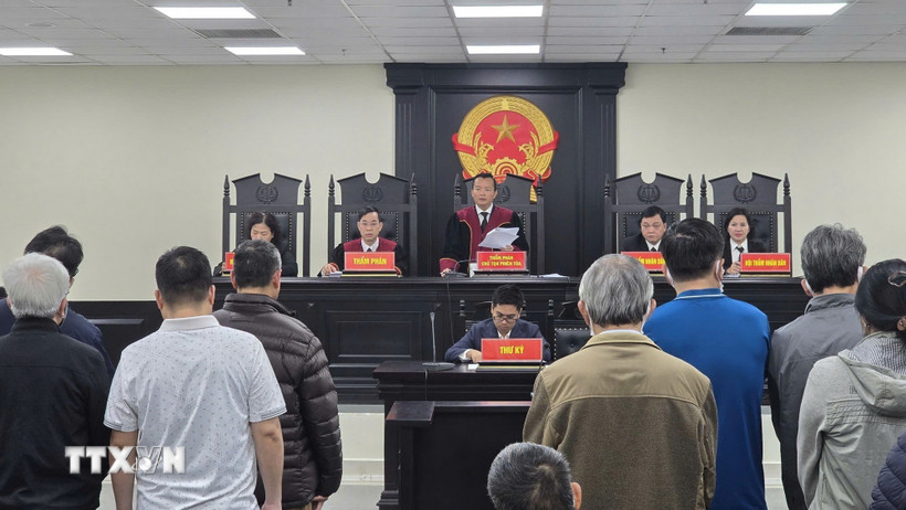 Hội đồng xét xử công bố bản án sơ thẩm. (Ảnh: Kim Anh/TTXVN)