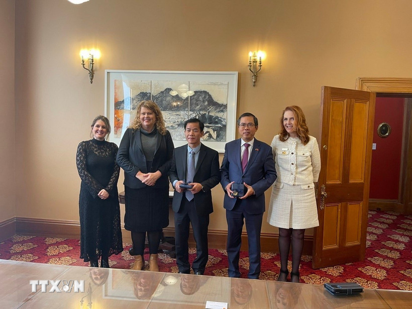 Đại sứ Phạm Hùng Tâm (thứ hai từ phải sang) và Chủ tịch UBND thành phố Huế Nguyễn Văn Phương (thứ ba từ phải sang) gặp và làm việc với Thị trưởng Thành phố Hobart. (Ảnh: TTXVN phát)