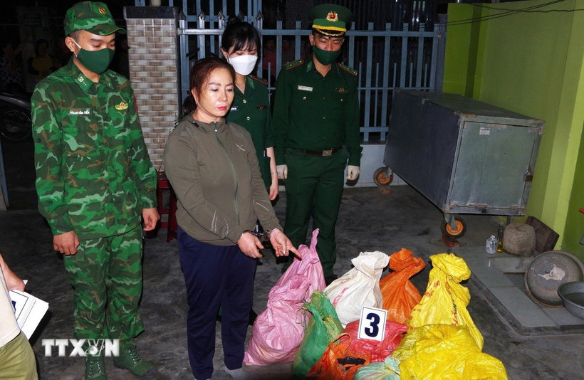 Lực lượng biên phòng Khánh Hòa phát hiện và bắt, thu giữ người và tang vật Chuyên án A2-225p. (Ảnh: TTXVN phát)