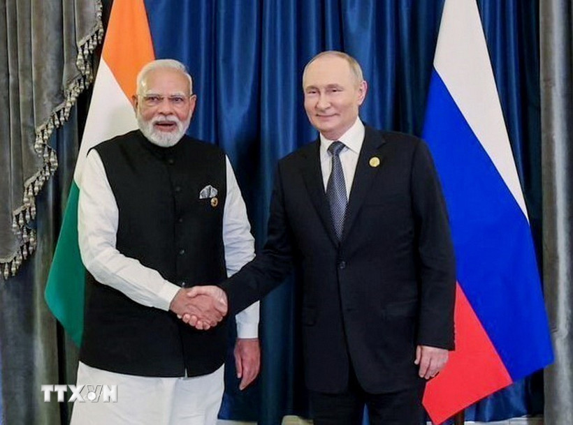 Tổng thống Nga Vladimir Putin (phải) và Thủ tướng Ấn Độ Narendra Modi tại cuộc gặp ở Thiên Tân, Trung Quốc ngày 1/9/2025. (Ảnh: ANI/TTXVN)