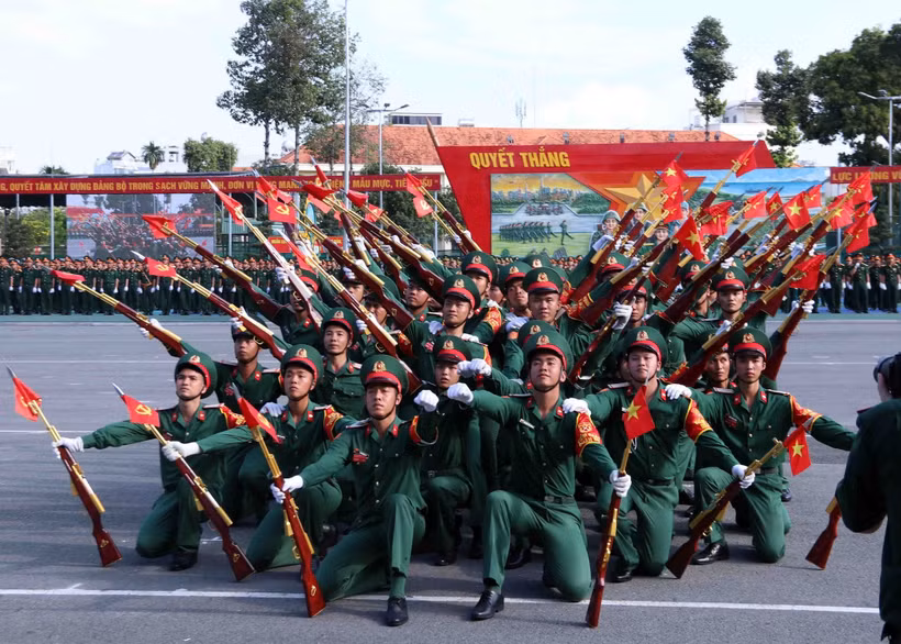Chương trình biểu diễn múa súng tại lễ ra quân huấn luyện năm 2026. (Ảnh: Xuân Khu/TTXVN)