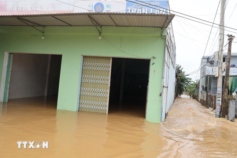 Nước trên sông Vĩnh Điện (một nhánh của sông Thu Bồn) dâng cao ngập vào nhà dân, phường An Thắng. (Ảnh: Anh Dũng/TTXVN)