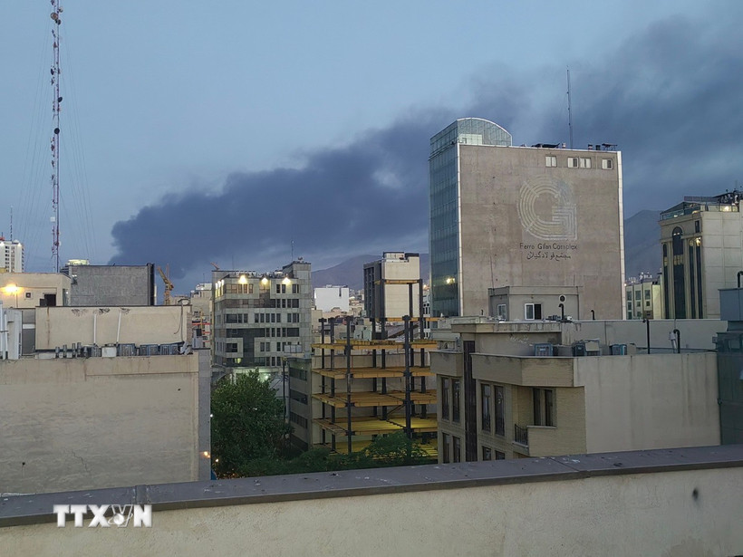 Khói bốc lên sau một cuộc không kích tại Tehran, Iran. (Ảnh: THX/TTXVN)