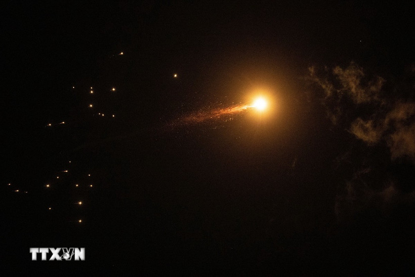 Hệ thống phòng không của Israel đánh chặn tên lửa trên bầu trời Tel Aviv, ngày 1/3/2026. (Ảnh: THX/TTXVN)