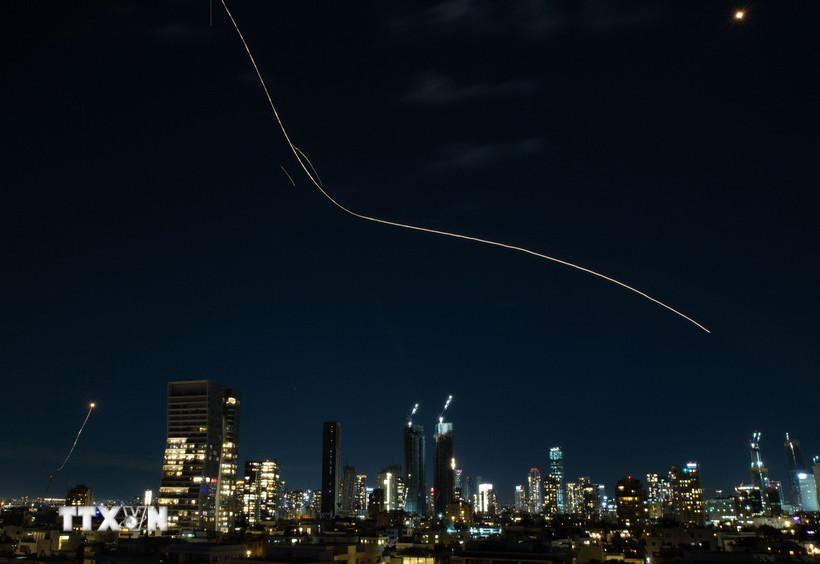 Vệt sáng do tên lửa đánh chặn phóng từ hệ thống phòng không của Israel ở Tel Aviv, ngày 1/3/2026. (Ảnh: THX/TTXVN)