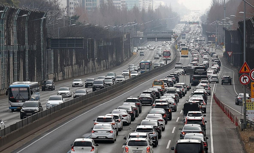 Giao thông ùn tắc nghiêm trọng trên đường cao tốc Gyeongbu, nối liền Seoul với thành phố Busan ở phía Đông Nam, khi nhiều người trở về nhà ăn Tết Nguyên đán, ngày 11/2/2024. (Nguồn: Yonhap)