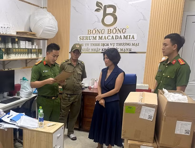Cơ quan Cảnh sát điều tra Công an tỉnh Đắk Lắk thi hành lệnh khám xét khẩn cấp đối với bị can Nguyễn Thị Lựu. (Nguồn: Trang thông tin điện tử Công an tỉnh Đắk Lắk)