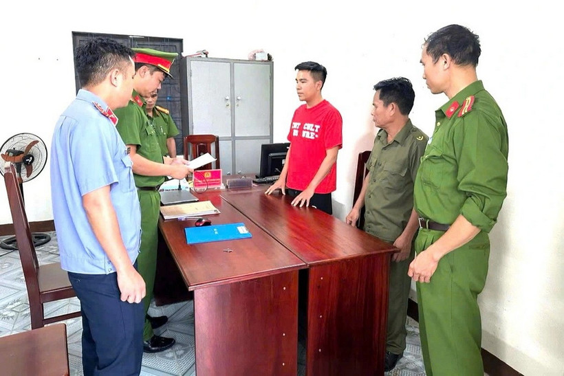 Nghi phạm Đinh Thanh Tùng bị công an bắt giữ. (Ảnh: TTXVN phát)