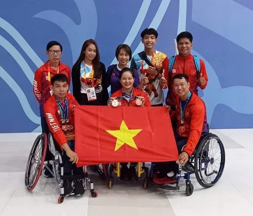 Vận động viên Trương Ngọc Bình (ngồi xe lăn bên phải). (Ảnh: Ủy ban Paralympic Việt Nam)