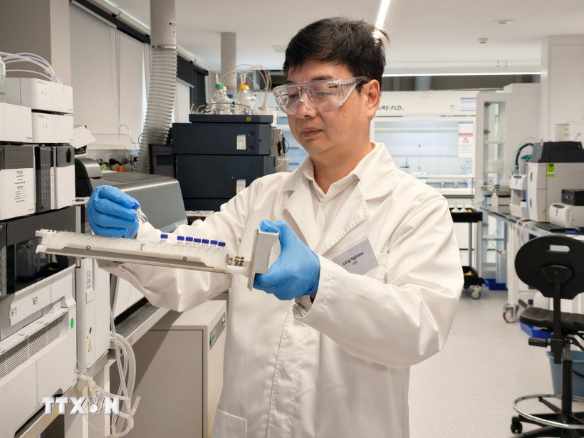 Giáo sư Nghiêm Đức Long – Giám đốc Trung tâm Môi trường và Nước thuộc Đại học Công nghệ Sydney; Chủ tịch Hội Trí thức và Chuyên gia Việt Nam tại Australia (VASEA) - luôn bền bỉ nghiên cứu khoa học trong lĩnh vực mà ông tâm huyết. (Ảnh Trung Trang/TTXVN)