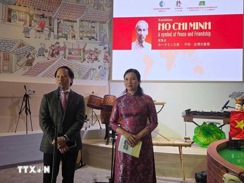 Ông Trần Nhất Hoàng, Phó Tổng đại diện Việt Nam tại EXPO 2025 và bà Lê Thị Phượng, Giám đốc Khu di tích Chủ tịch Hồ Chí Minh tại Phủ Chủ tịch, phát biểu khai mạc. (Ảnh: Nguyễn Tuyến/TTXVN)