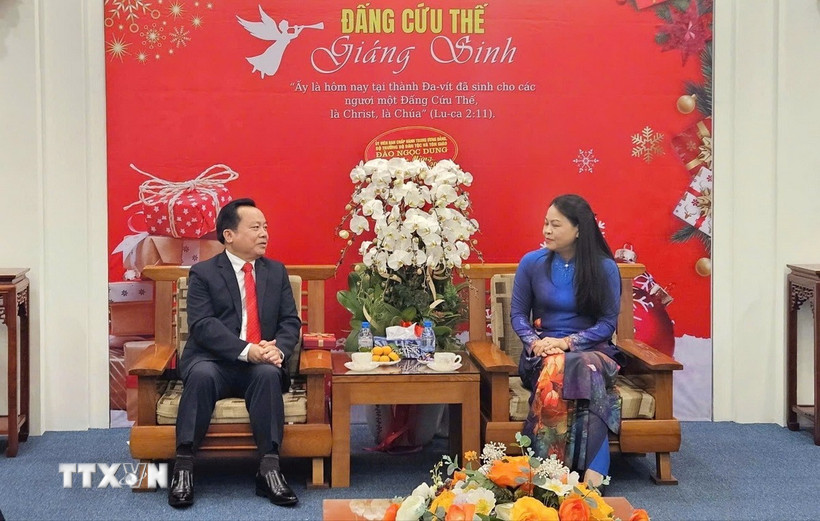 Phó Chủ tịch - Tổng Thư ký Ủy ban Trung ương Mặt trận Tổ quốc Việt Nam Nguyễn Thị Thu Hà thăm, chúc mừng Hội thánh Tin Lành (miền Bắc). (Ảnh: Phúc Hằng/TTXVN)