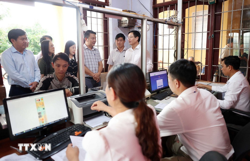 Đoàn công tác của tỉnh Đắk Lắk kiểm tra công tác vận hành thử nghiệm mô hình hoạt động chính quyền địa phương cấp xã (mới) tại xã Phú Xuân. (Ảnh: Hoài Thu/TTXVN)