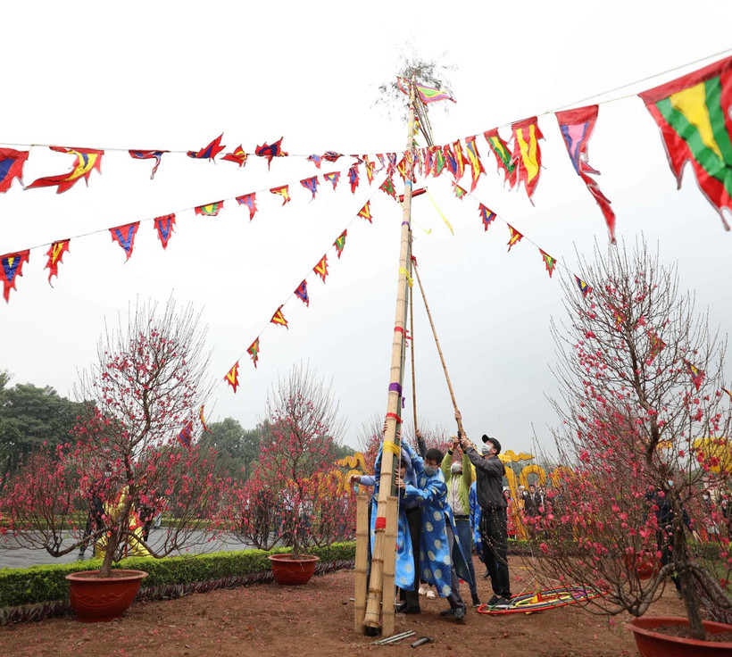 Dựng cây nêu ngày Tết tại Hoành thành Thăng Long. (Ảnh: Thanh Tùng/TTXVN)